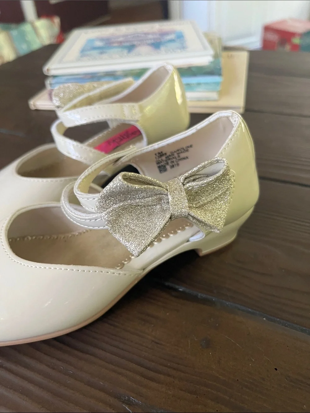 Rachel Shoes Cream Patent Mary Janes with Gold Glitter Bows NWOT